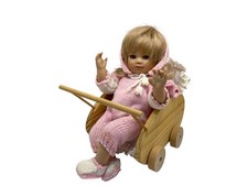 Poupée en porcelaine Gabriele Müller 14 cm + poussette 10 x 15 x 12 cm....