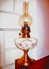 LAMPE A PETROLE-PORCELAINE DECOR FLORAL EN RELIEF/PIED CUIVRE VERRE BALLON-42 CM