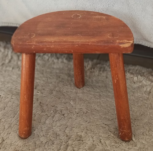 Tabouret brutaliste tripode - , en