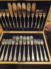 12 Couverts à poisson en métal argenté dans coffret bois