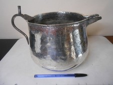 Ancien récipient à anse et