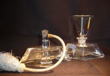 Attribués à Baccarat Nécessaire de toilette Vaporisateur et flacon en cristal  