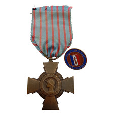 A21/11/25 (REF18313) Médaille militaire croix du combattant + pins French MEDAL