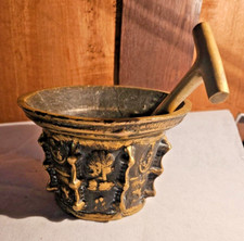 ANCIEN MORTIER AILETTES FLEUR DE LYS PERSONNAGES AVEC SON PILON EN BRONZE