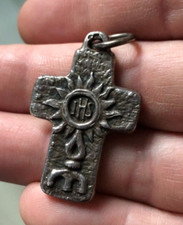 Beau petit pendentif Croix IHS
