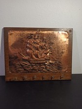 Ancien porte clés mural en cuivre  et bois