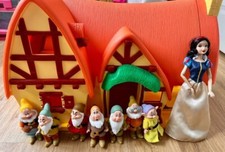 Chaumière de blanche neige et des septs nains