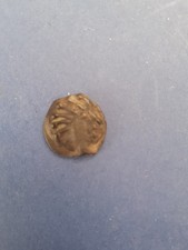 SÉNONS (région de Sens) Potin à la tête “d’indien” et au sanglier