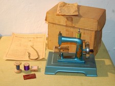 EXCELLENT ÉTAT.ANCIEN GROS JOUET MACHINE A COUDRE BABY.FONTE DÉCORS+ACCESSOIRES