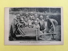 cpa AFRIQUE MISSIONS des P.P. du SAINT ESPRIT Famille Nombreuse Enfants Brouette