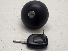 Bouchon réservoir avec une clé pour renault clio 2 phase 1 de 1999