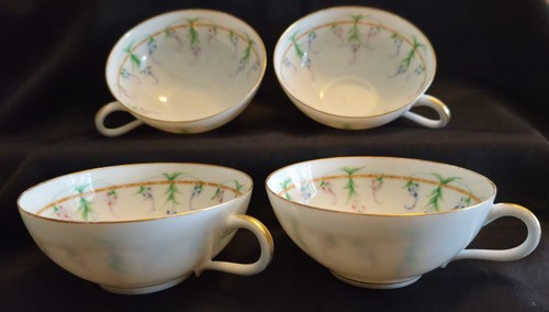 Quatre jolies tasses - jolies, en