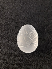 Œuf modèle sauterelles en