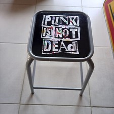 tabouret ancien métal relooké autocollants publicitaires PUNK IS NOT DEAD