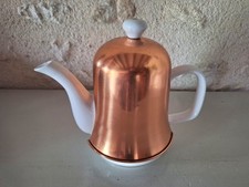 THÉIÈRE OU TISANIÈRE CÉRAMIQUE BLANCHE, CLOCHE CUIVRE AVEC FEUTRE ISOLANT