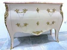 Commode galbée ancienne patinée blanc-lin style Louis XV.