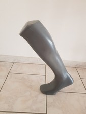 pied mannequin gris pour