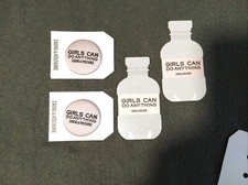 Zadig  et Voltaire  Broche/Badge avec carte à parfumer Lot 4 Pièces