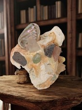 Ancienne pierre vintage décorative, objet authentique pour collectionneur rétro