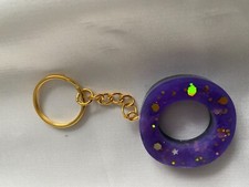 porte de cles la lettre O couleur violet resine epoxy
