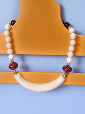 Collier chic 60s perles crème écaille tortue 42cm, grande perle centrale