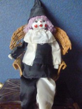 Poupée pierrot dans son