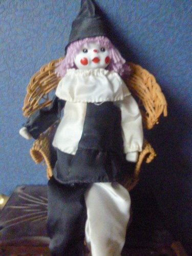 Poupée pierrot dans son