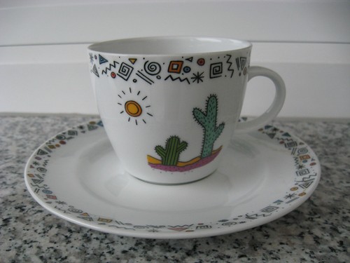 Tasse sur soucoupe - tasse, porcelaine