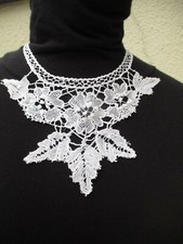 Petit plastron dentelle