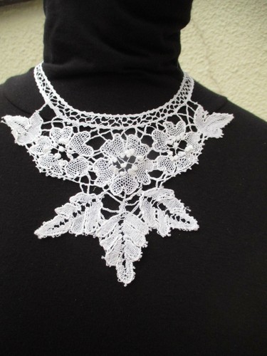 Petit plastron dentelle