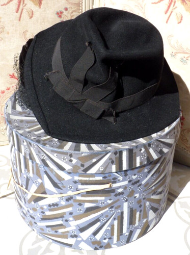 Ancienne boite chapeau en - à,