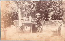 Femme et enfant dans un salon