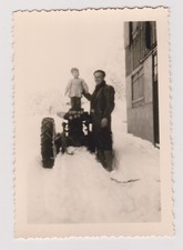 photo ancienne ?️ scène hivernale homme enfant tracteur années 50