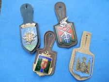 lot 4  INSIGNEs  PUCELLES MARINE ARTILLERIE SUR CUIR ancre glaive casque gaulois