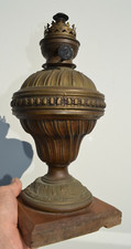 Belle lampe à pétrole ancienne laiton sur socle bois marque "HS" (Voir brûleur)