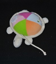 Peluche doudou tortue NATURE ET DECOUVERTES blanc vert grelot diam. 15 cm TTBE