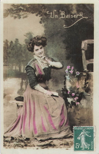 Baiser femme elegante - cp,