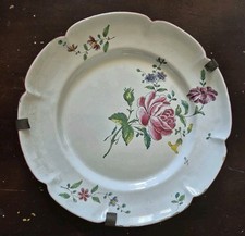 Assiette à bord lobé en faïence petit-feu de Niderviller fin XVIIIème siècle.à