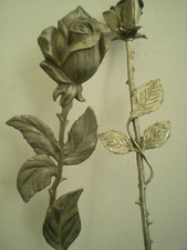 DEUX BELLES ROSES EN ETAIN FLEURS DECORATION 1 SUR PIED 1 SUR TIGE SIGNE