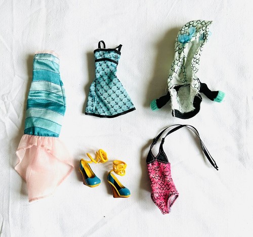 Lot vêtements monster high - ,