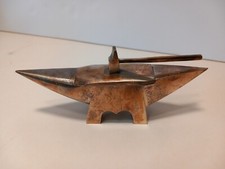 unique petite enclume en cuivre "boite" avec son marteau