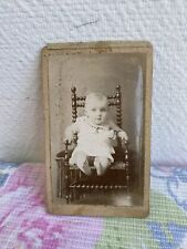 ancien photographie bebe sur chaise pose photographe support carton vintage