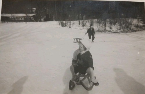 Enfant jouant luge - a,