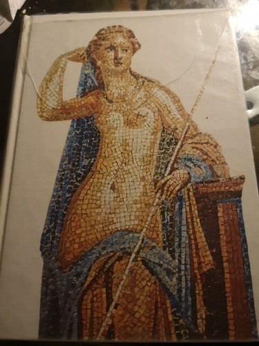 Une jeune fille - , nue.nikos