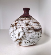 Petit Vase boule bourgeon en grès à décor glaçure émaillée blanche 
