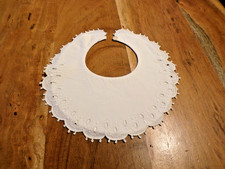 Linge ancien Bavoir en  coton blanc avec broderies