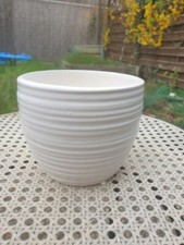 Cache pot en céramique émaillé avec relief, couleur blanche