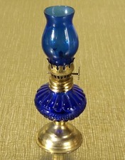 Lampe à pétrole miniature bleu cobalt. Vintage. Années 1960.
