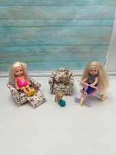 Shelly  Kelly en Famille + 2 petits chiens, jouent à la maison (décors compris)