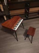 Piano vintage pour enfant avec son tabouret